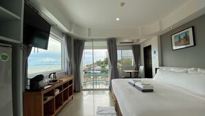 Deluxe Sea View With Balcony | Minibar (inkludert), safe på rommet, skrivebord og wi-fi (inkludert)
