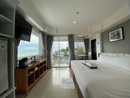 Deluxe Sea View With Balcony | Minibar con artículos gratuitos, caja fuerte, escritorio y wifi gratis