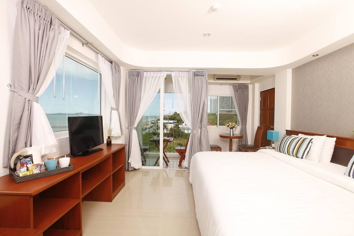 Grand Deluxe Sea View | Minibar (free items), in-room safe, desk, WiFi (free)