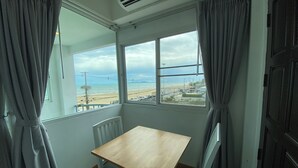 Deluxe Sea View With Balcony | Oppholdsområde | Flatskjerm-TV