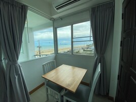 Deluxe Sea View With Balcony | Zona de estar | Una televisión de pantalla plana