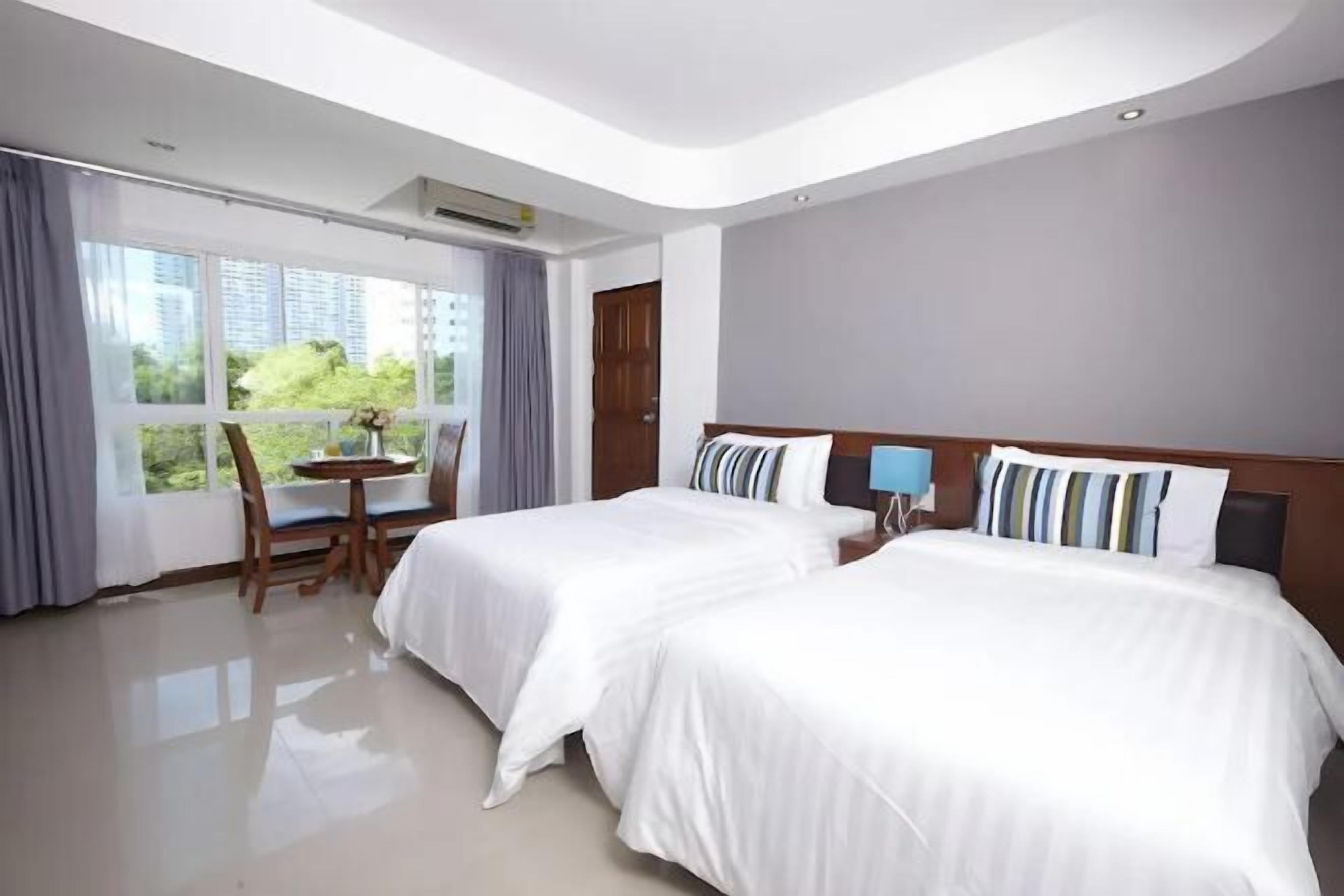 Minibar gratis, brankas, didekorasi berbeda-beda, dan meja kerja