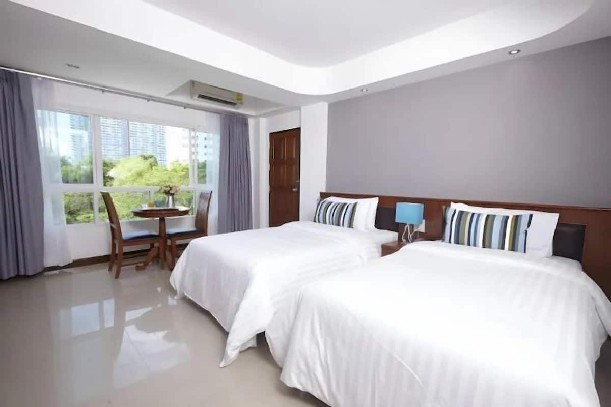 Minibar (free items), in-room safe, desk, WiFi (free)