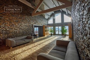 Chalet Mewah, 2 kamar tidur, Bebas Asap Rokok, pemandangan bukit (Charlton) | Ruang keluarga | TV layar datar