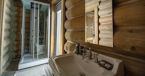 Kombinasi shower/bathtub dan perlengkapan mandi gratis