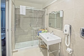 Suite junior | Baño | Ducha, artículos de higiene personal gratuitos y secador de pelo