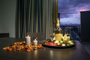 Standard Triple Room, 1 Double Bed with Sofa bed | Premium bedding, minibar, in-room safe, desk - Hotel Cuore di Nesima (Catania)