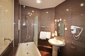 Suite junior | Baño | Regadera, amenidades de baño gratuitas, secadora de cabello, pantuflas 