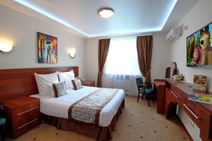 Suite – junior | Minibar, safe på rommet, skrivebord og skrivebord for bærbar PC