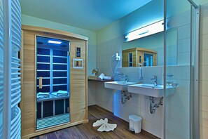 Shower, free toiletries, hair dryer, slippers - Burgls Apartmenthaus (Hermagor-Pressegger See)