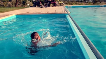 Una piscina al aire libre de temporada