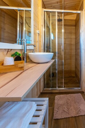 Bungalow superior | Baño | Amenidades de baño gratuitas, secadora de cabello, toallas, jabón