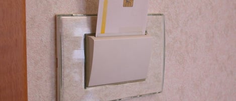 Ranura para tarjeta con una tarjeta insertada, probablemente para acceso a la habitación o pago.