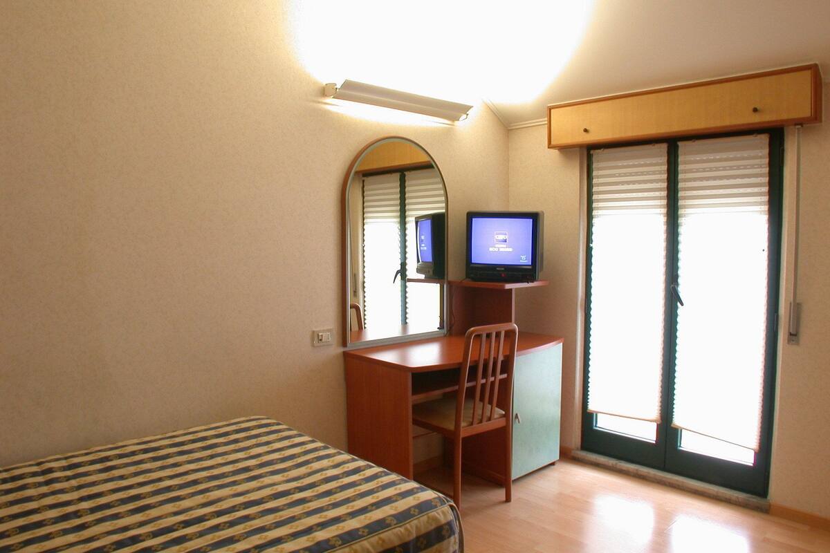 classic single room | frette italian sheets, premium bedding, pillow-top beds, minibar