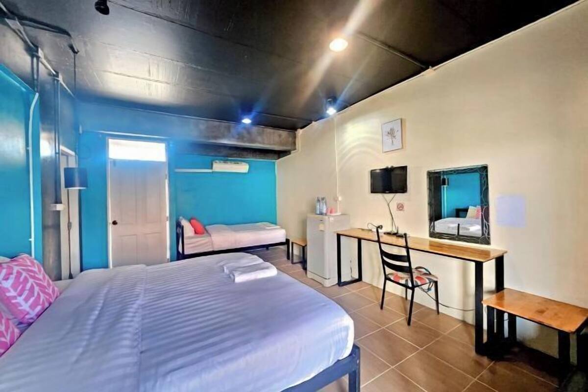 1 bedroom, desk, free WiFi, bed sheets