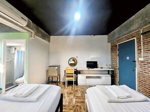 Twin Room | Desk, free WiFi, bed sheets