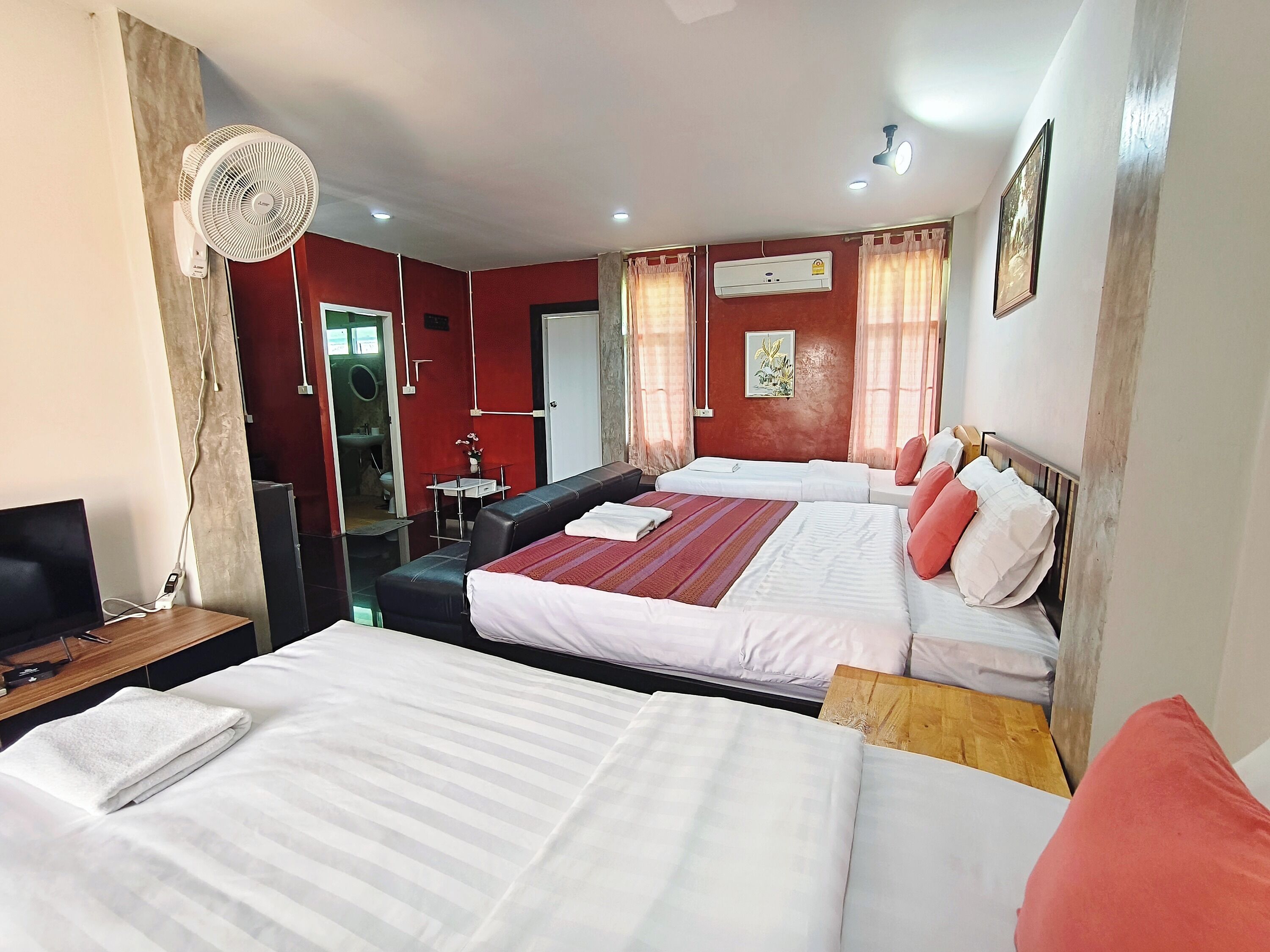 Quarto família | Escrivaninha, Wi-Fi de cortesia, roupa de cama