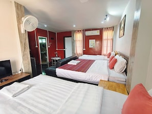 Quarto família | Escrivaninha, Wi-Fi de cortesia, roupa de cama