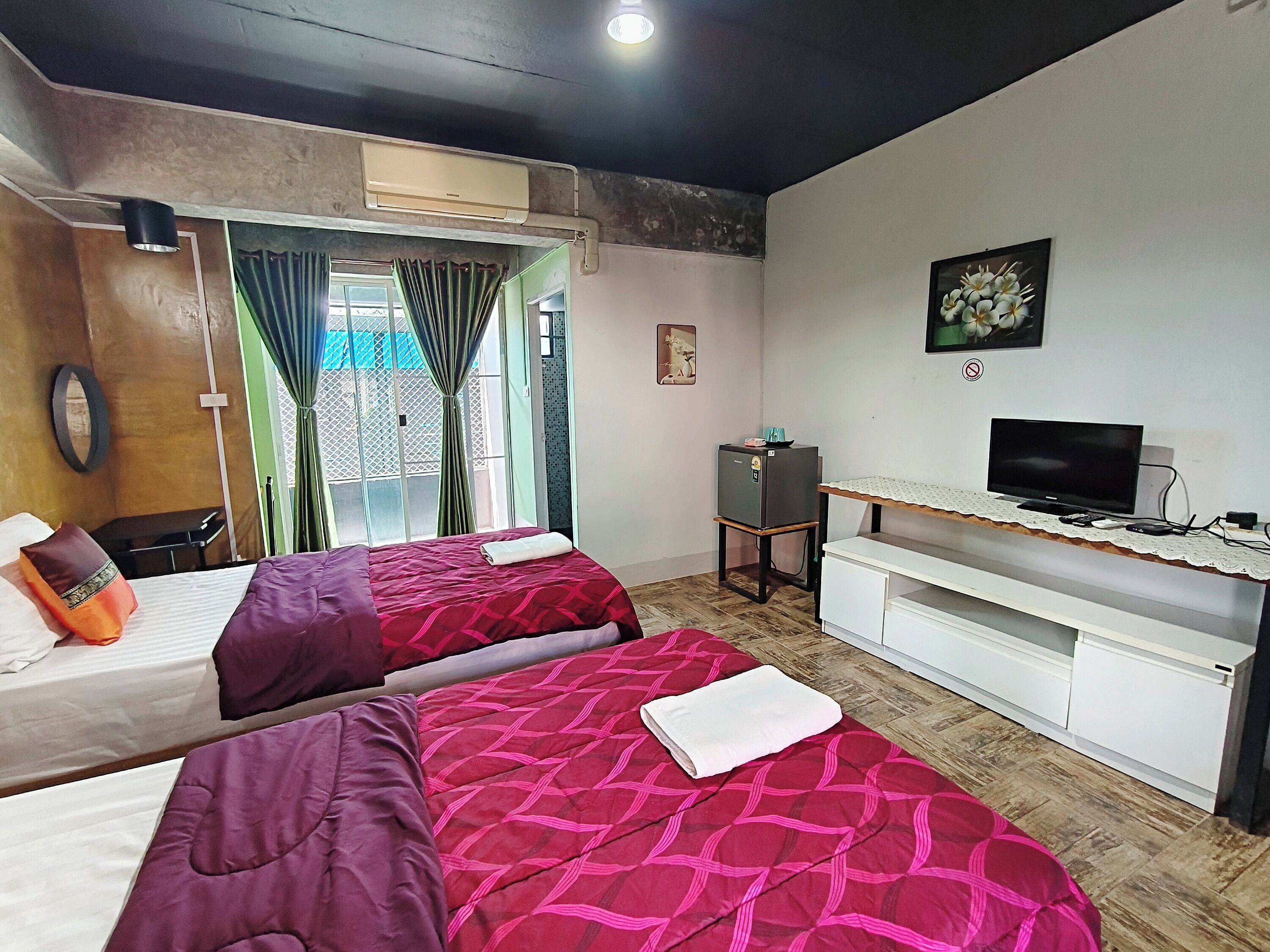 Quarto duplo | Escrivaninha, Wi-Fi de cortesia, roupa de cama