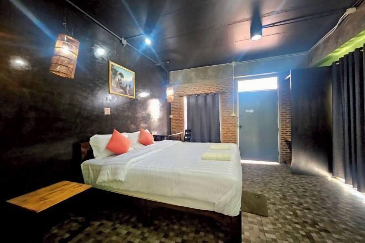 1 bedroom, desk, free WiFi, bed sheets