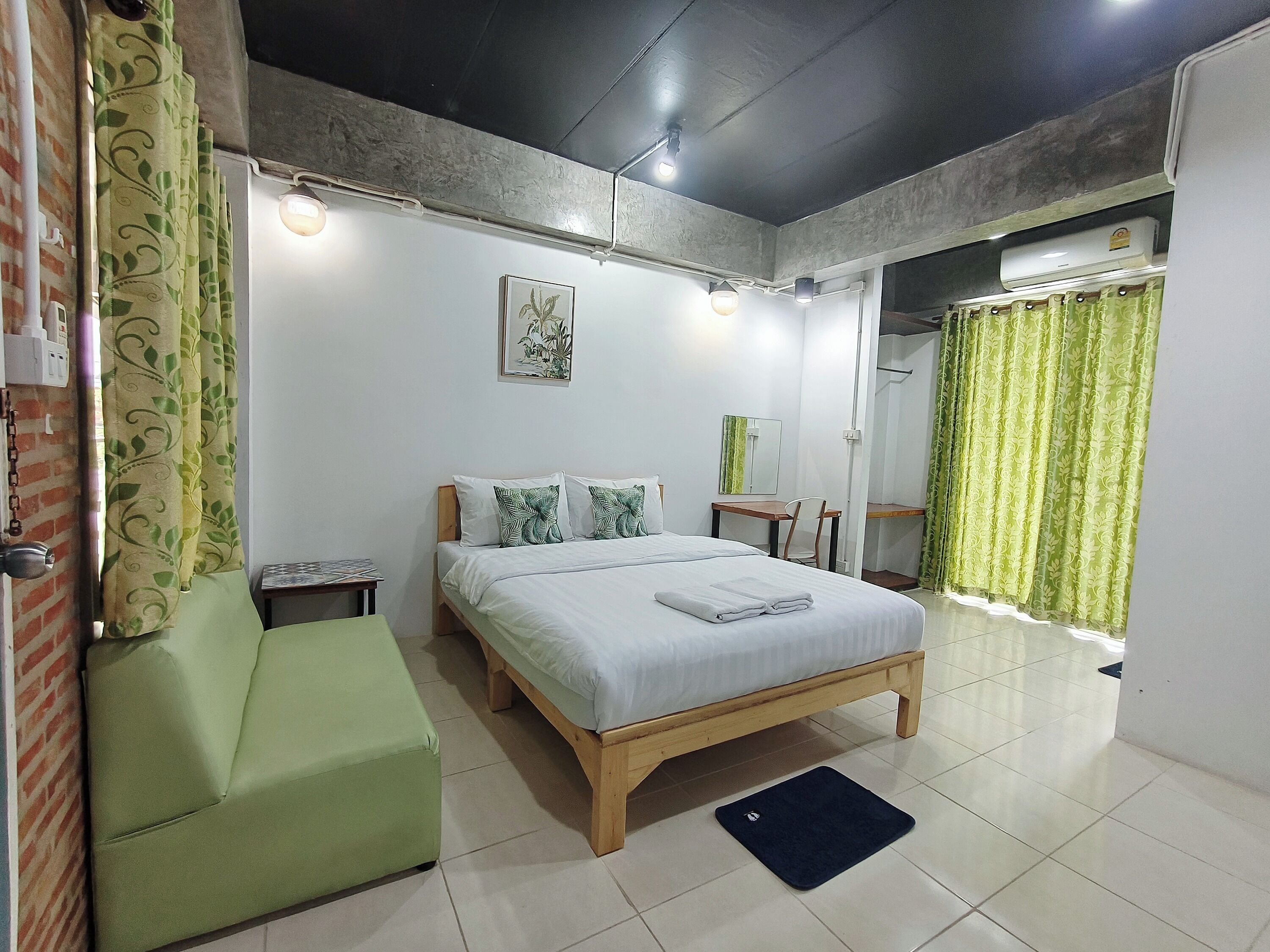 Double Room | Desk, free WiFi, bed sheets