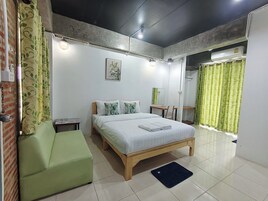 Escritorio, wifi gratis y ropa de cama