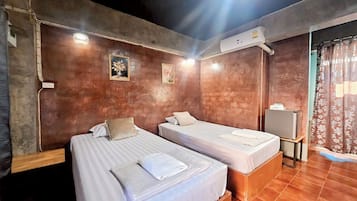 Twin Room | Desk, free WiFi, bed sheets