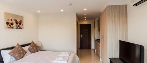 Studio Room | Living area | Flat-screen TV