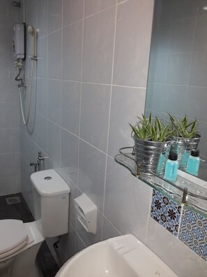 Habitación superior, 2 camas individuales | Baño | Ducha, artículos de higiene personal gratuitos y secador de pelo