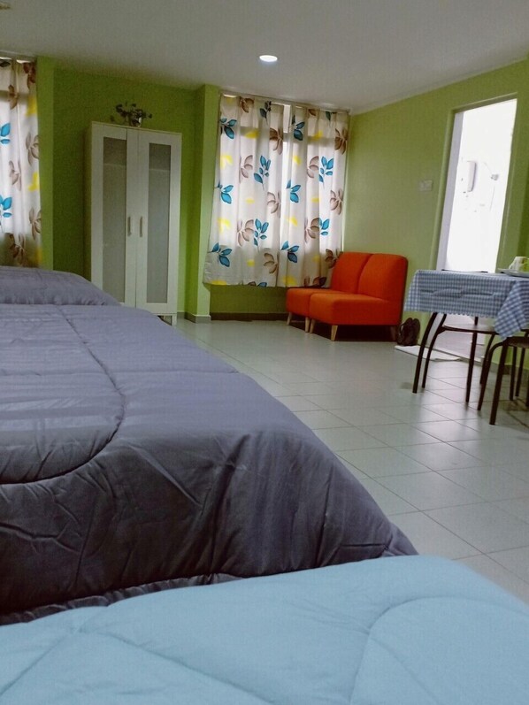 Quarto família (Superior) | Escrivaninha, ferros/tábuas de passar roupa