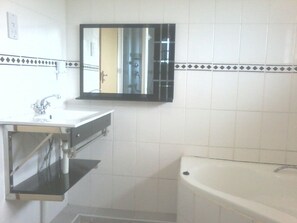 Doppel- oder Zweibettzimmer, Gemeinschaftsbad, Gartenblick | Badezimmer | Handtücher