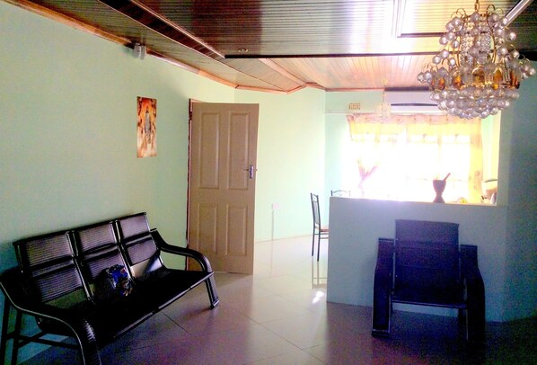 Lobby sitting area - Sharon Avenue Guesthouse (Francistown)