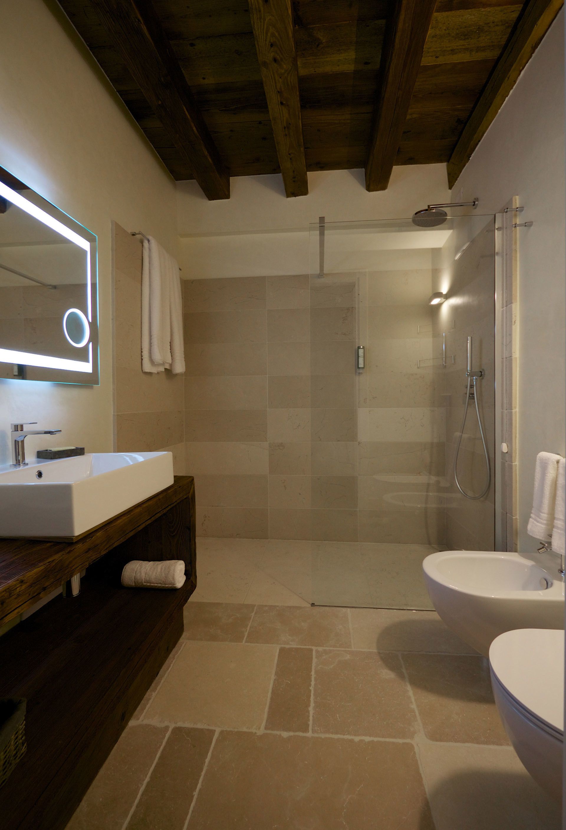 Dusche, kostenlose Toilettenartikel, Haartrockner, Bidet