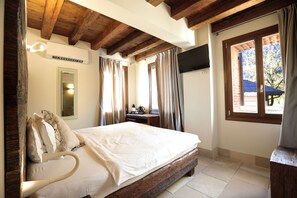 Habitació doble per a ús individual | Roba de llit d'alta qualitat, caixa forta a l'habitació i escriptori 