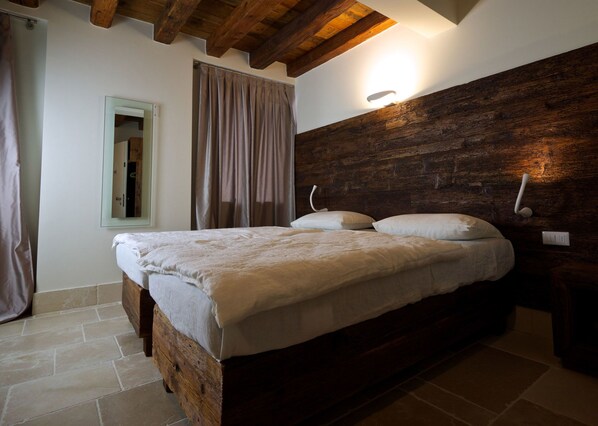 Ropa de cama de alta calidad y caja de seguridad en la habitación 