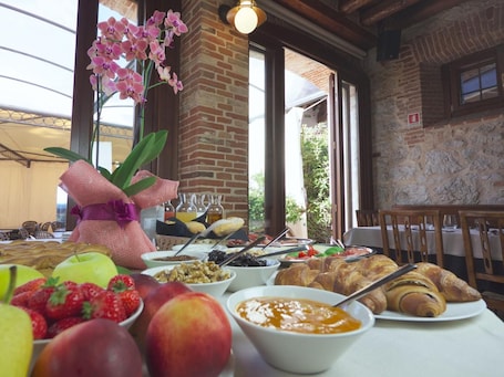 Middag serveres. Hotel Antica Abbazia