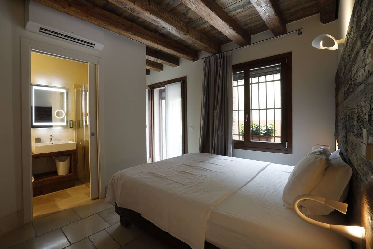 Tweepersoonskamer, voor 1 persoon | Luxe beddengoed, een kluis op de kamer, een bureau, geluiddichte muren