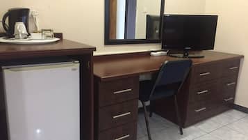 Habitación con 2 camas individuales, vista al jardín | Caja de seguridad en la habitación, escritorio y wifi gratis