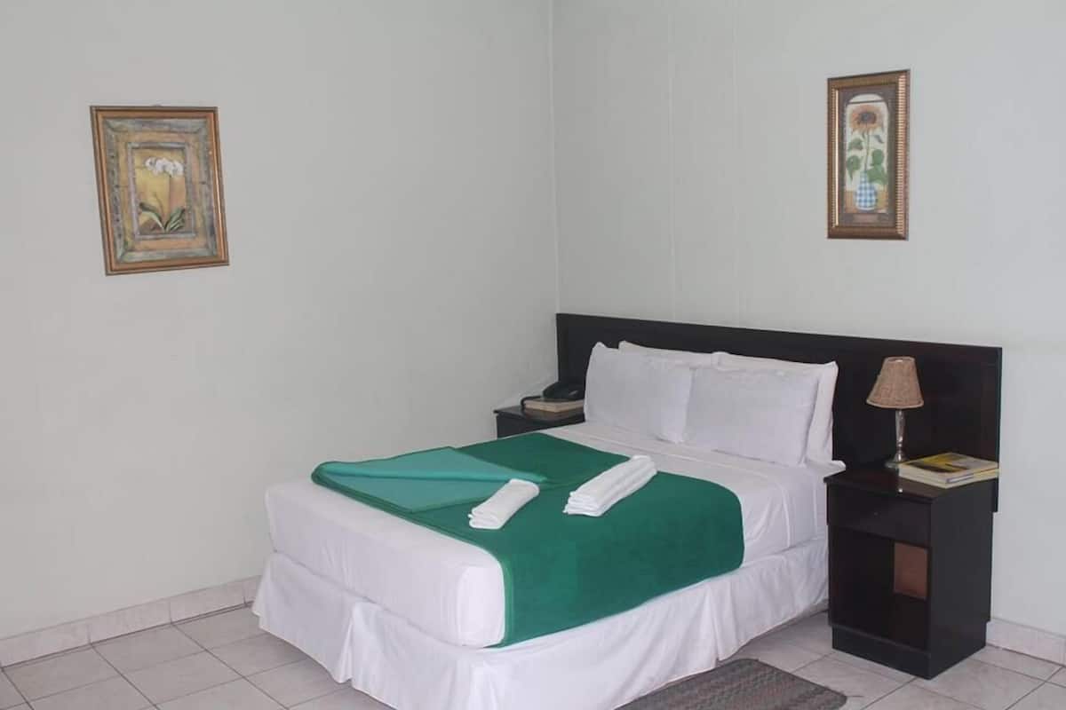 Standard Double Room, Garden View | Bathroom amenities | Free toiletries, towels