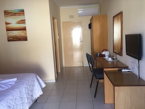 Habitación estándar doble, vistas al jardín | Caja fuerte, escritorio, wifi gratis