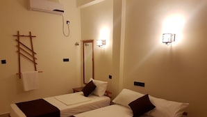 Premium bedding, desk, iron/ironing board (on request), WiFi (free) - Luxury Everest Hotel (Trincomalee)
