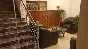 Lobby lounge - Luxury Everest Hotel (Trincomalee)