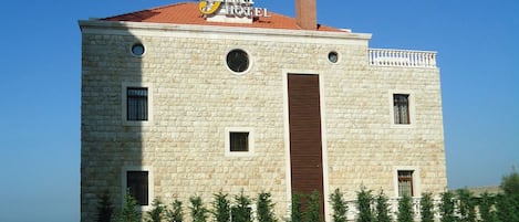 Fachada de la propiedad