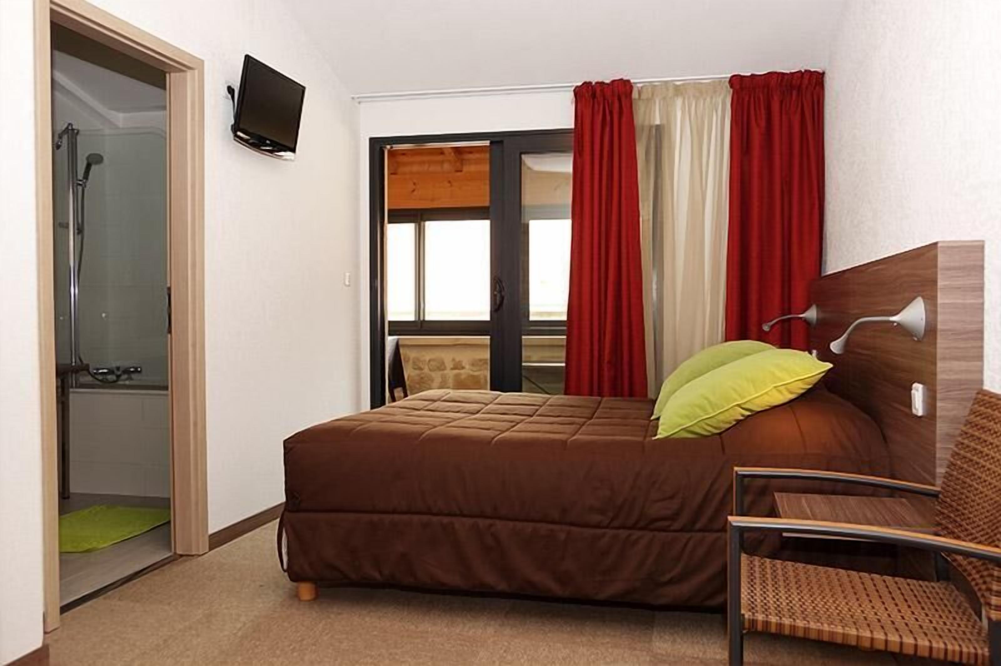 desk, soundproofing, rollaway beds, free wifi