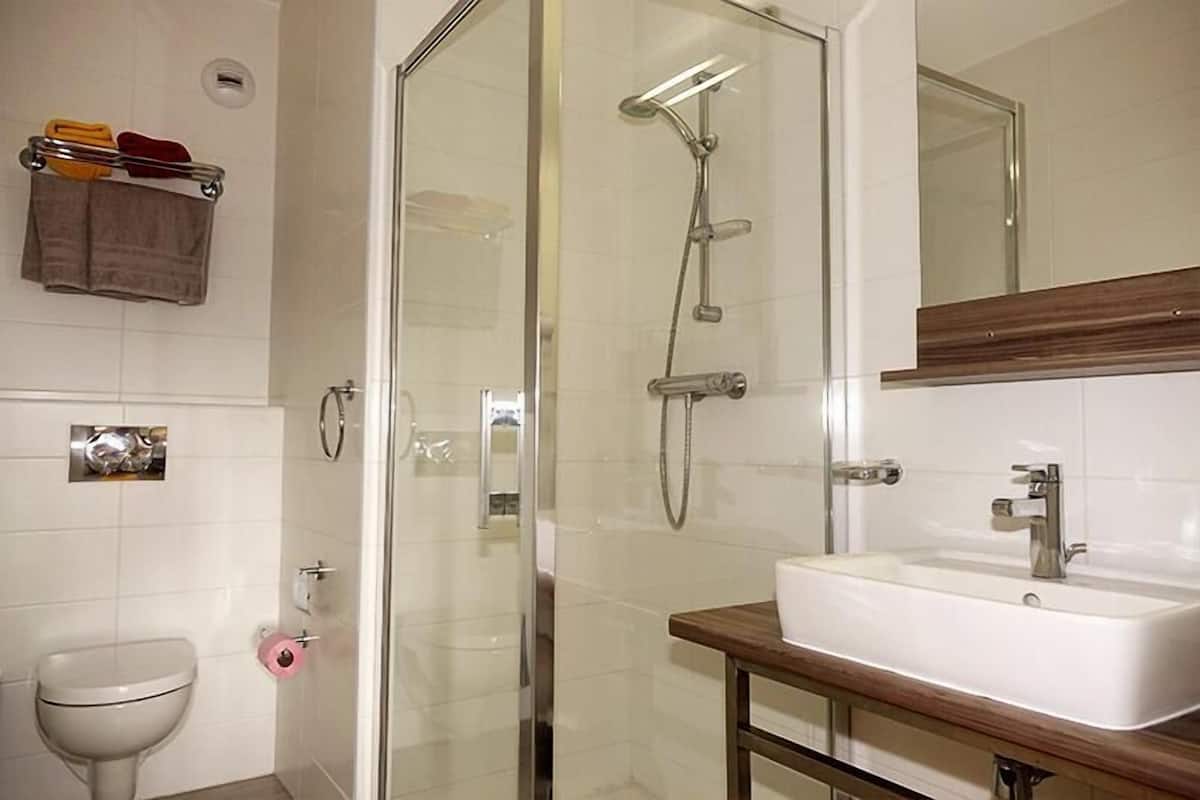 free toiletries, towels