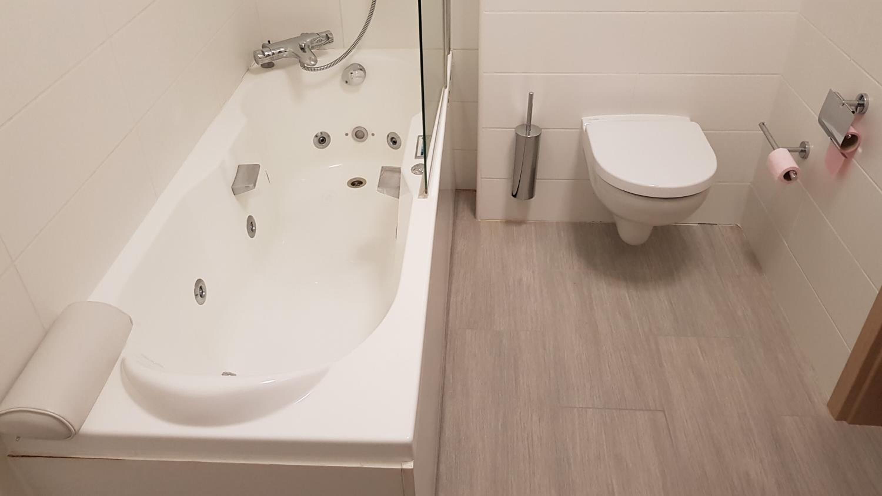 free toiletries, towels