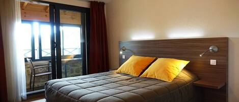 Desk, soundproofing, rollaway beds, free WiFi