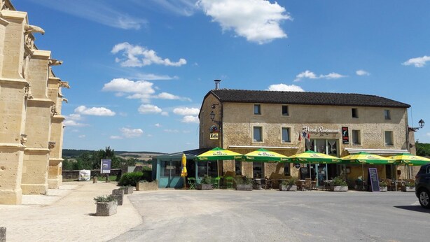 A hotel with outdoor seating and a sign for 'Hotel Restaurant'. - Auberge de Marville (Marville)