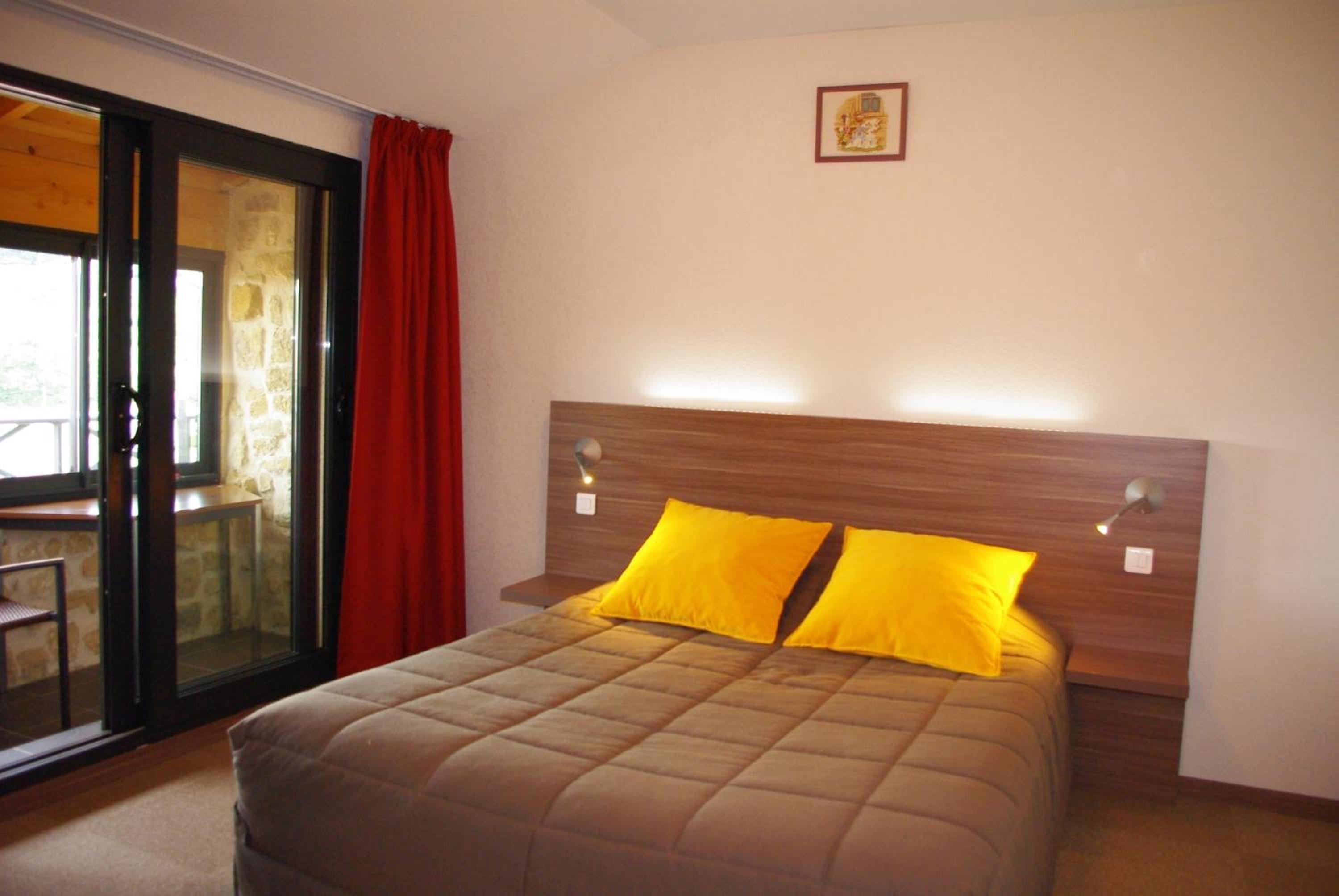 desk, soundproofing, rollaway beds, free wifi