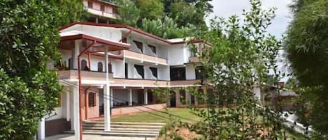 Entrée de l’hébergement